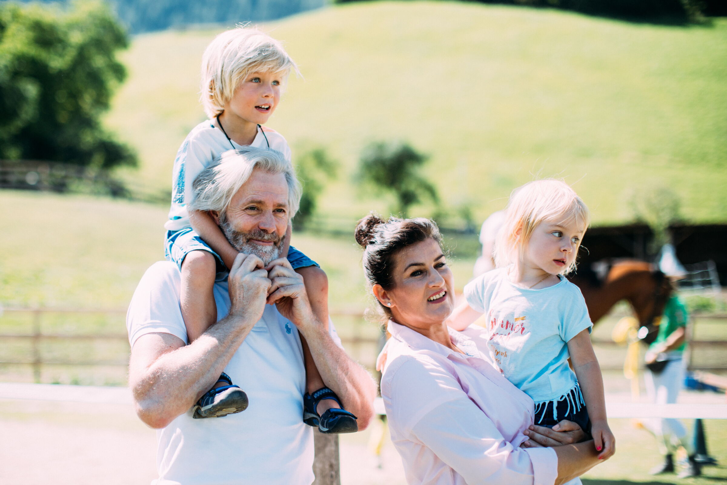 Familie genießt sonnigen Tag auf einem malerischen Bauernhof in Tirol.