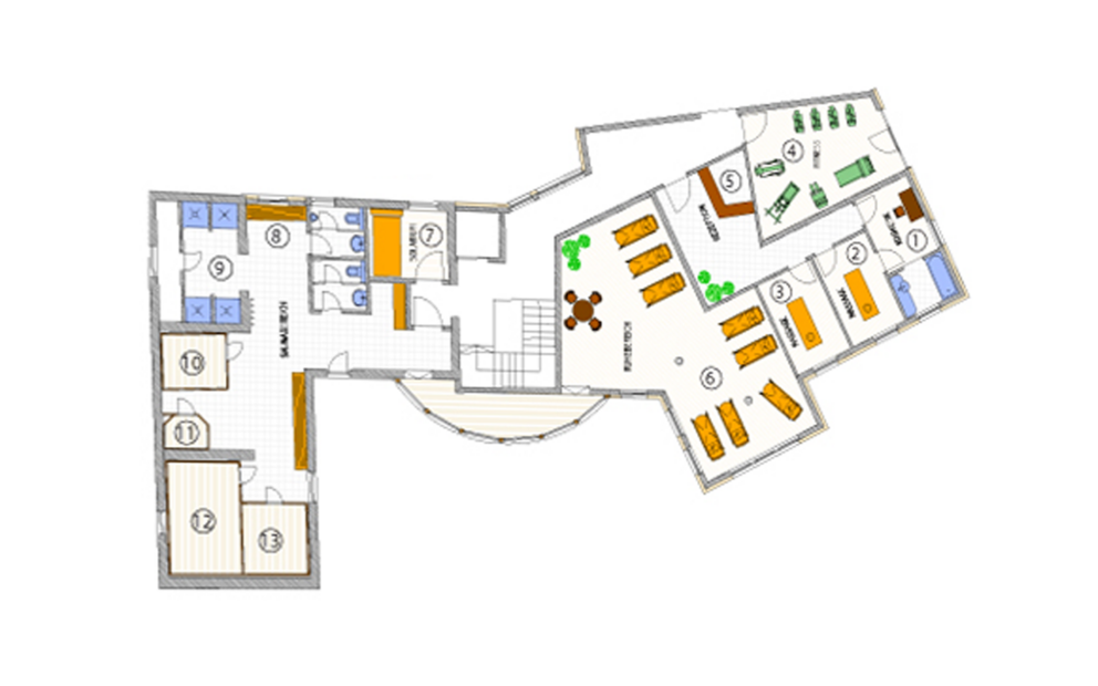 Detaillierter Grundriss eines Familienhotels mit verschiedenen Zimmern und Einrichtungen.
