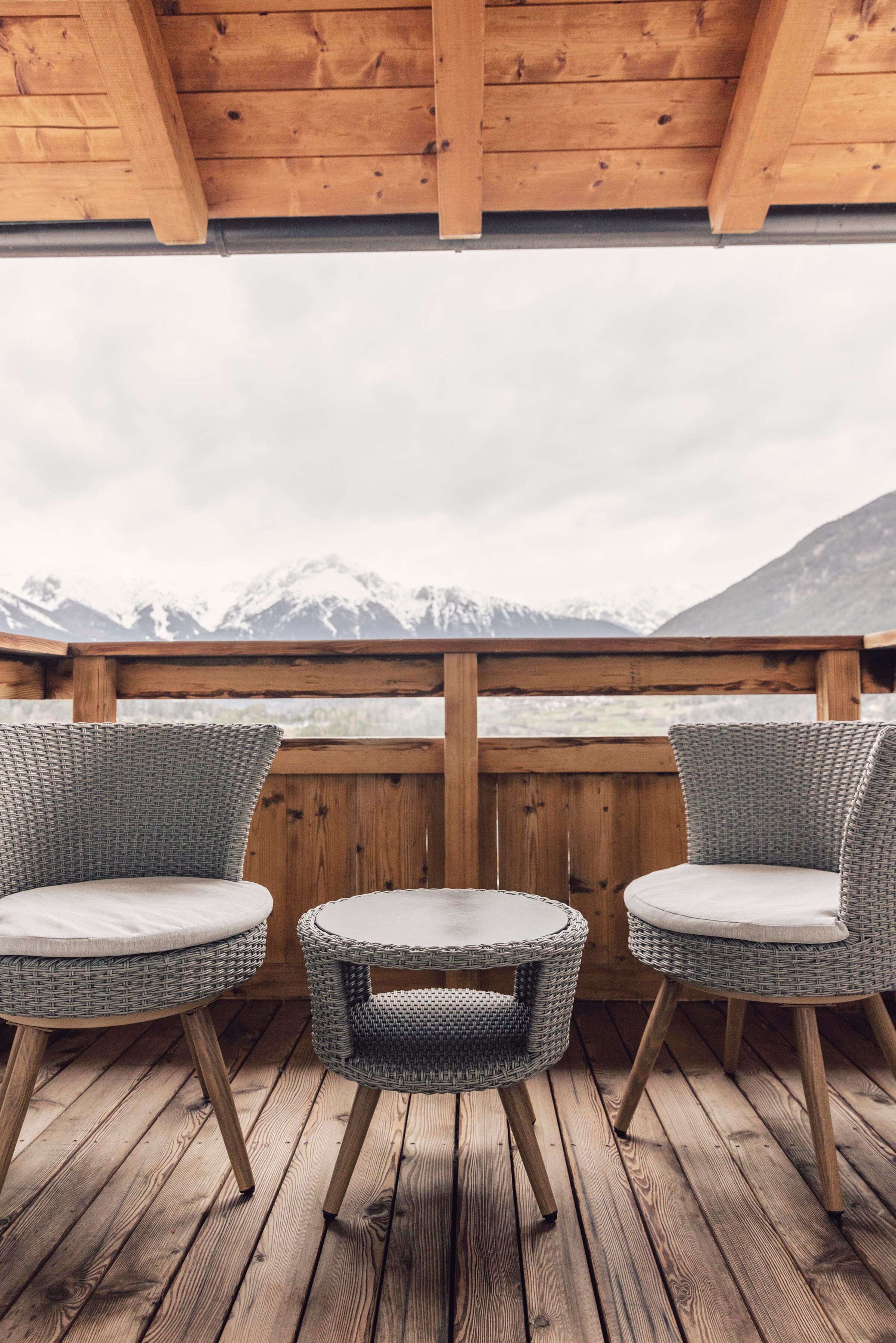 Der Balkon mit Sesseln und Tisch in der Pitzisuite