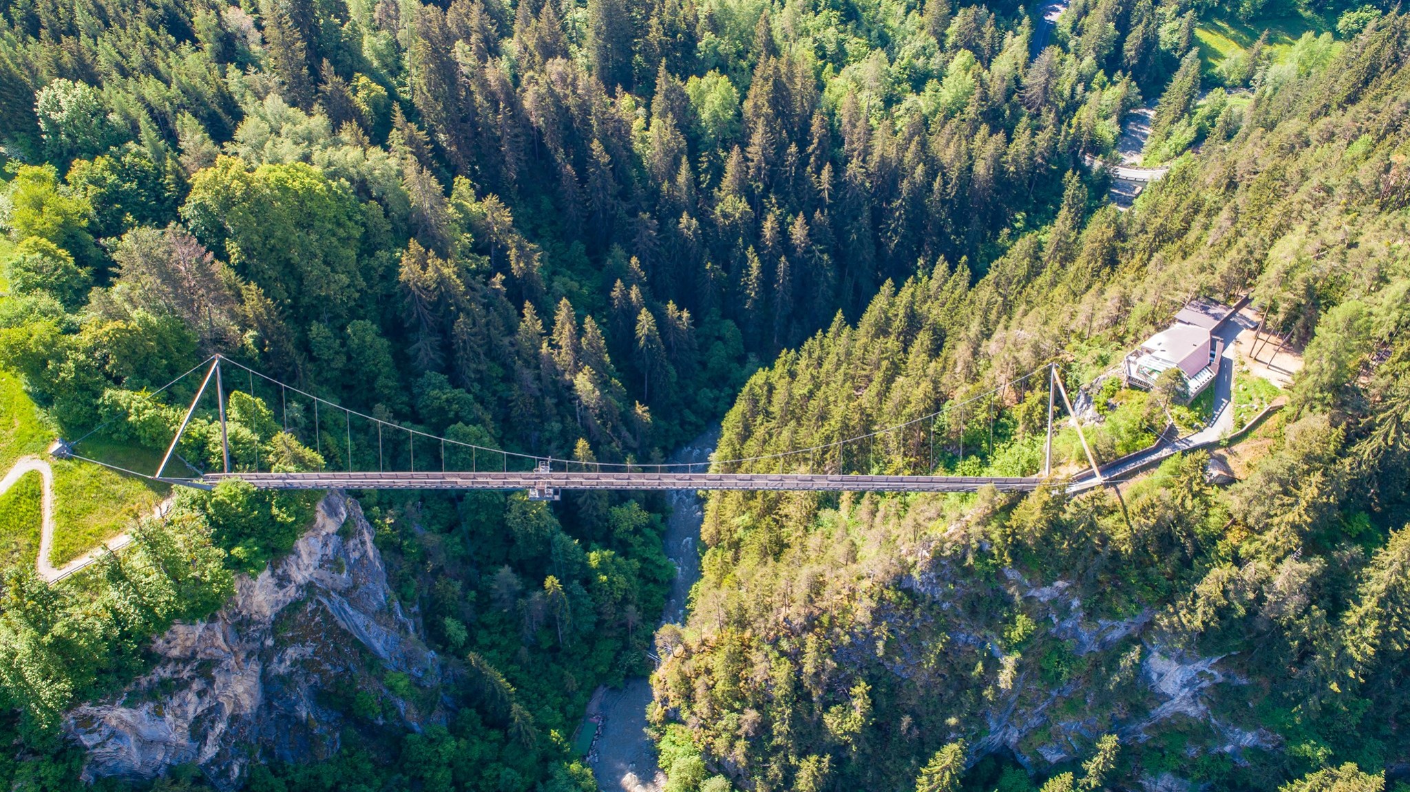 Benni-Raich-Brücke über der bewaldeten Pitzeklamm bei Arzl im Pitztal