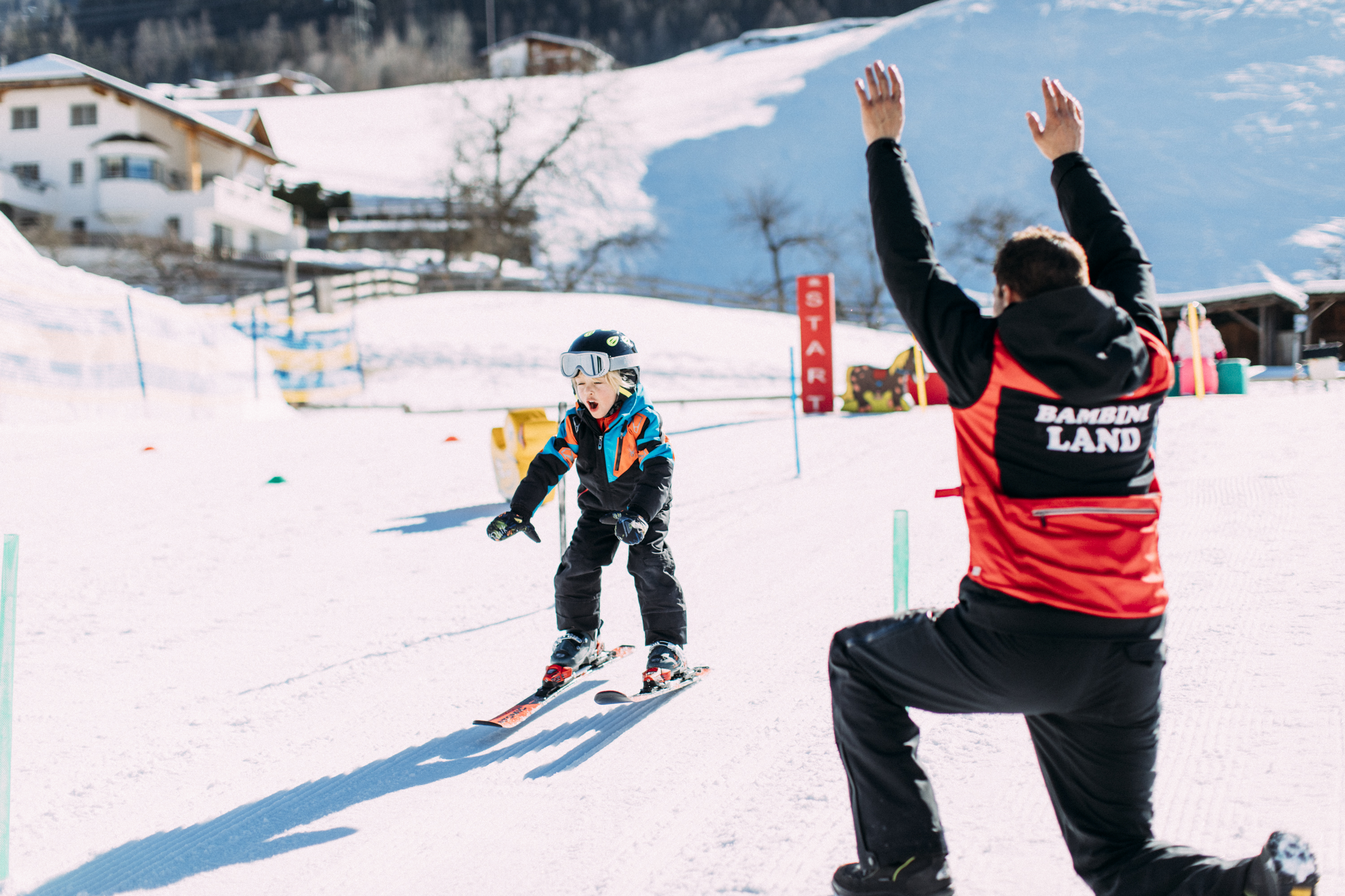 Kind beim Skifahren im sonnigen Winterurlaub in Tirol