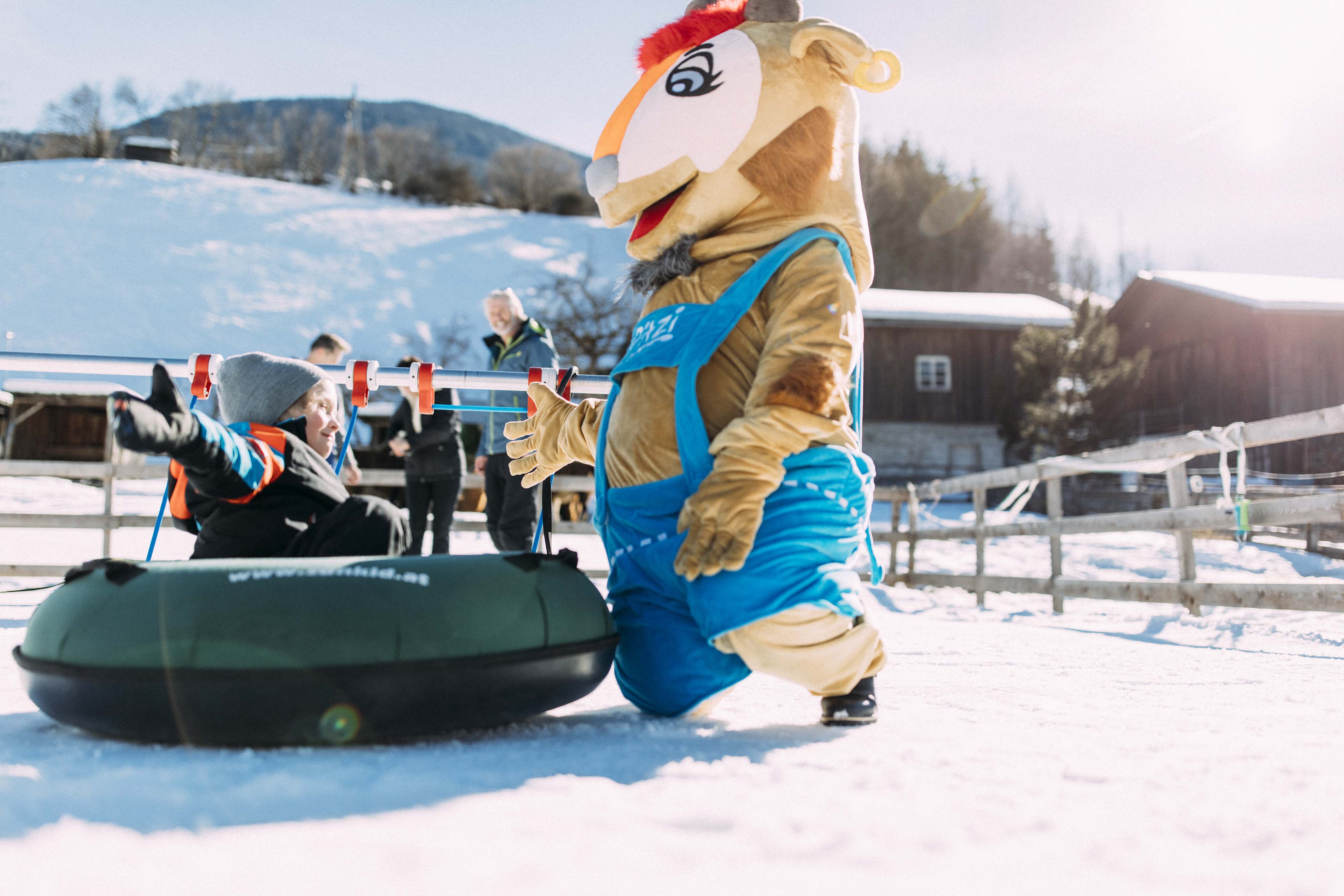 Kind hat Spaß beim Snowtubing im Schnee