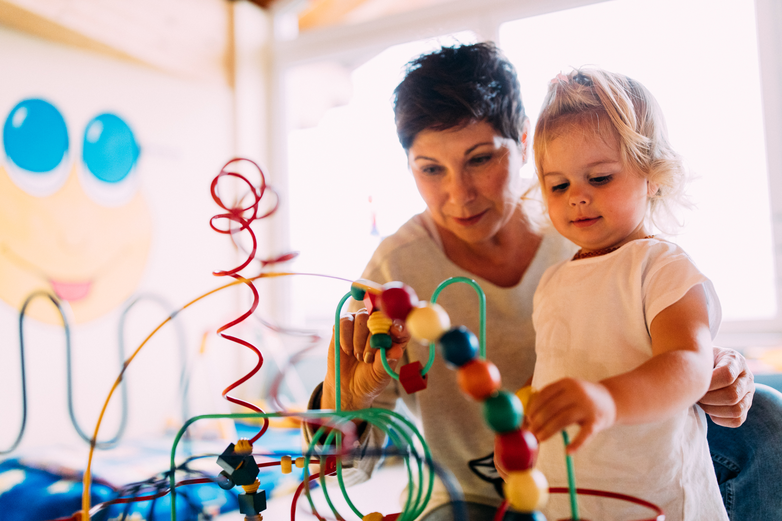 Kind spielt mit Motorikspielzeug bei der Betreuung im Pitzis Kinderhotel