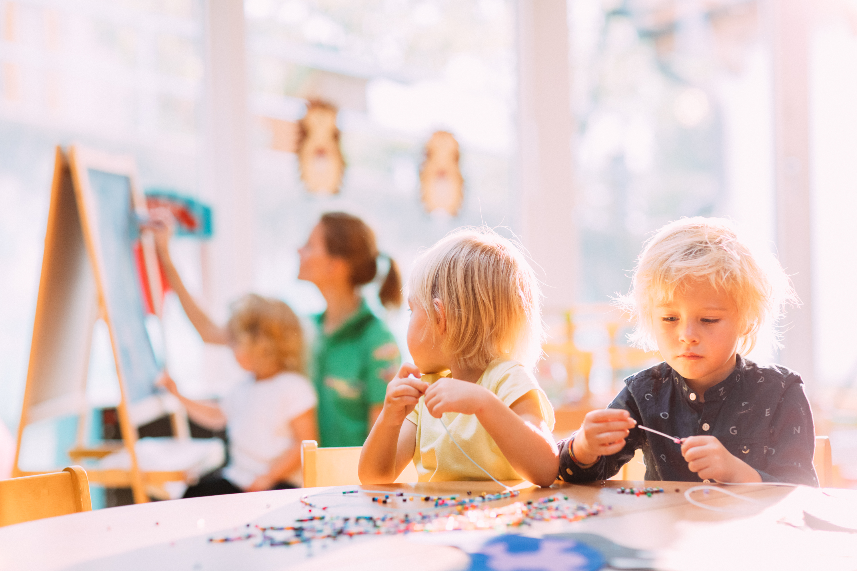 Kinder basteln gemeinsam bei der Kinderbetreuung im Pitzis Kinderhotel