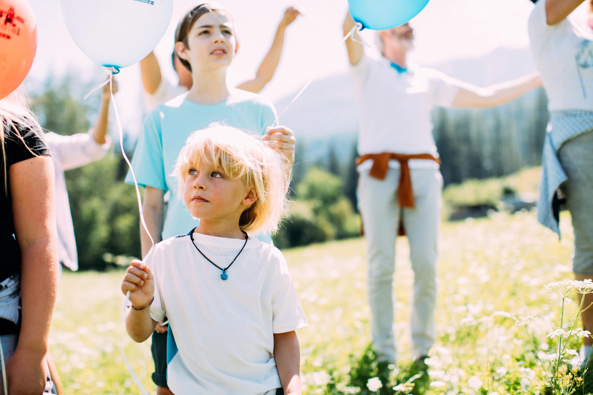 Kinder lachen toben auf einer Wiese.